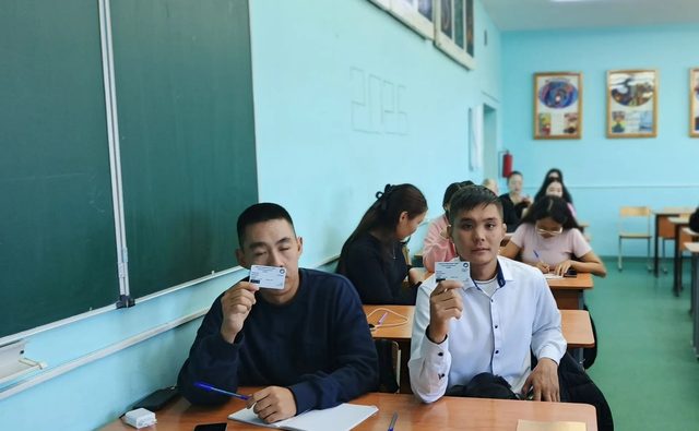 Студенты- первокурсники получили читательские билеты!